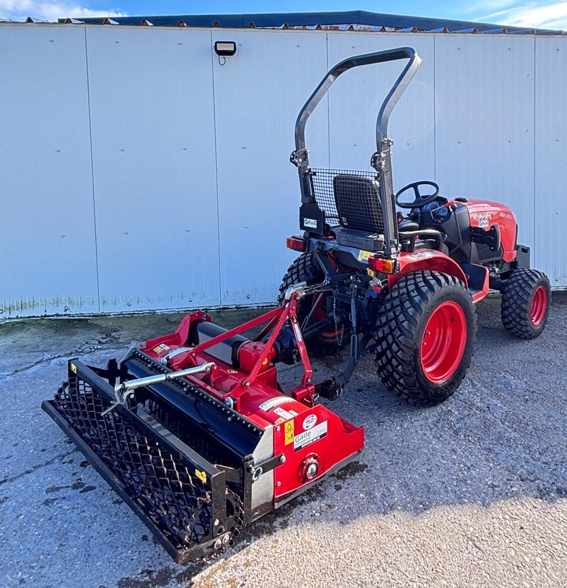 rode kubota tractor met grondbewerkingsmachine voor verkoop en verhuur door tuinbouwmachines galle
