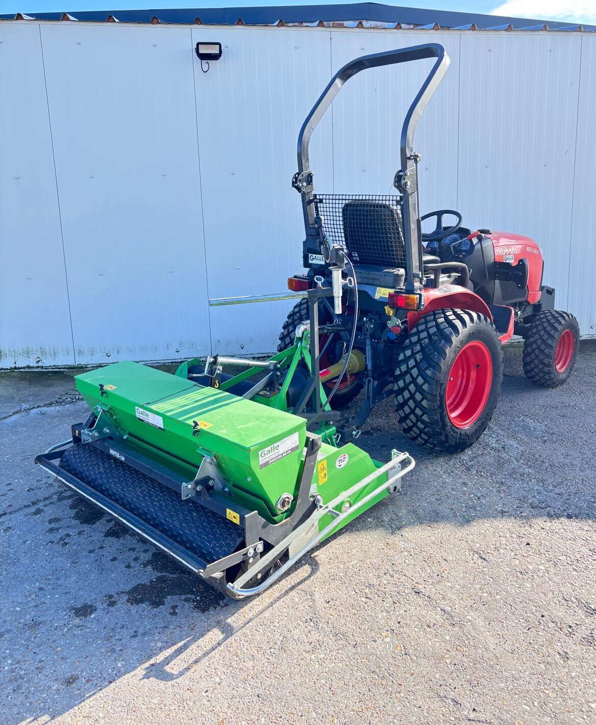 rode kubota tractor met groene tuinaanbouwmachine aangeboden door tuinbouwmachines galle te koop en verhuur